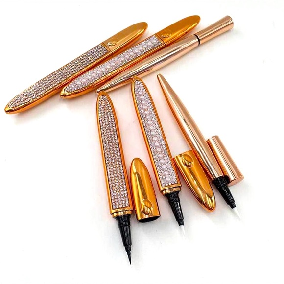 Adhesive black eyeliner - Picture 1 of 3